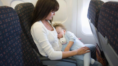 a que edad puede viajar un bebe en avion